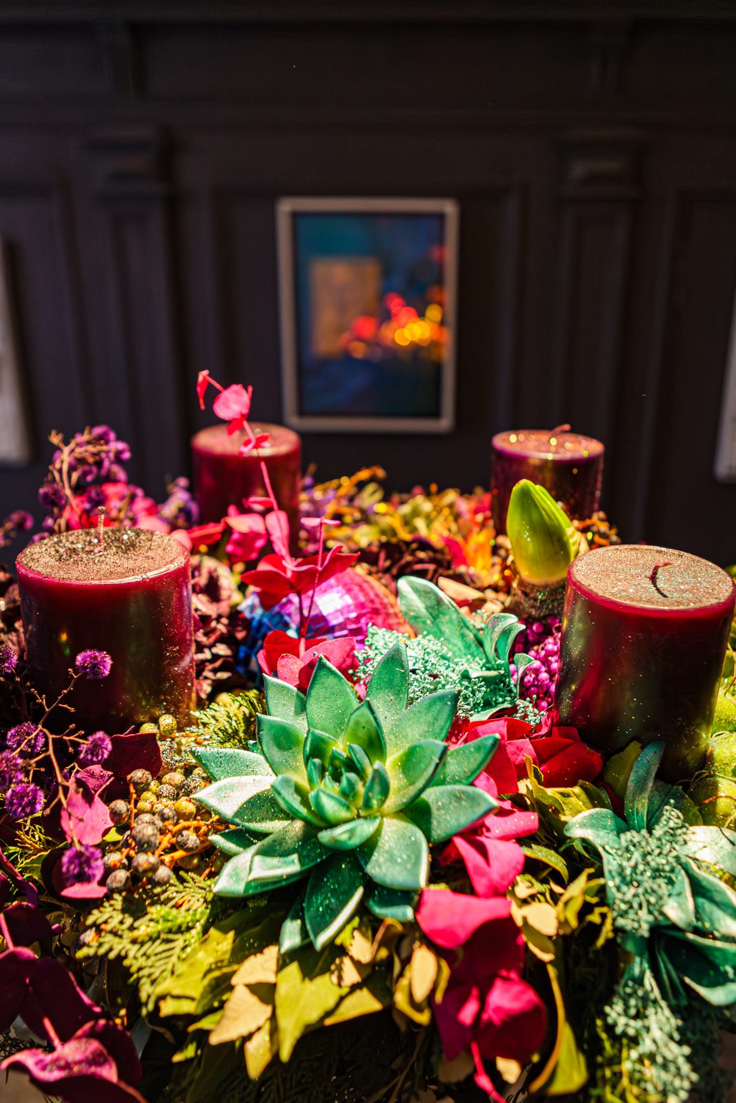 Adventskranz auf gedecktem Tisch